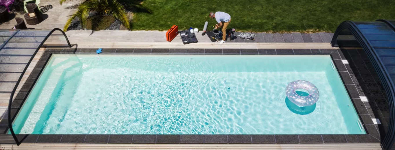 Soleil, piscine et… fuite!