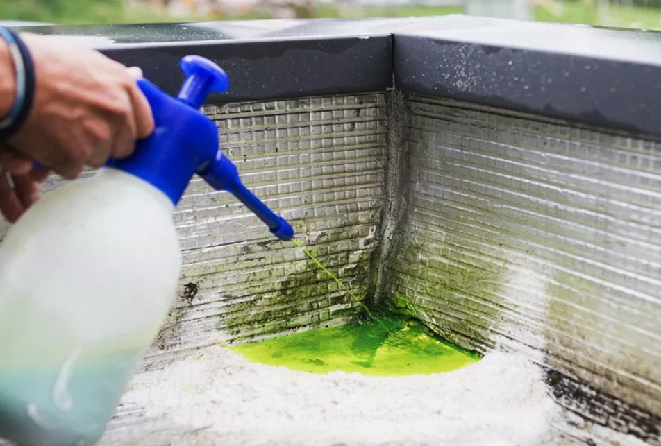 Contrôle de l'étanchéité de la maçonnerie, des menuiseries et de la toiture avec colorants, luminate, lampe à rayons ultraviolets, générateur de fumée et gaz traceur