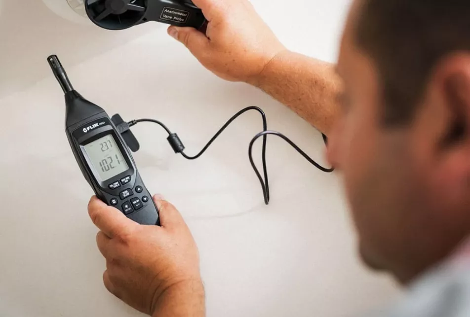 Contrôle de l'aération, de la ventilation et de l'étanchéité thermique avec anémomètre et caméra infrarouge