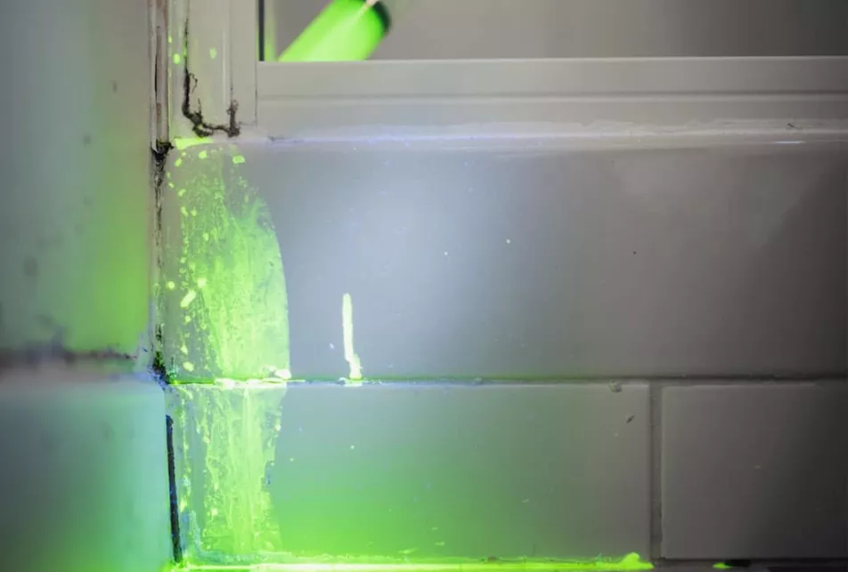 Contrôle de l'étanchéité des espaces douches et bains avec colorants, luminate, lampe à rayons ultraviolet et générateur de fumée