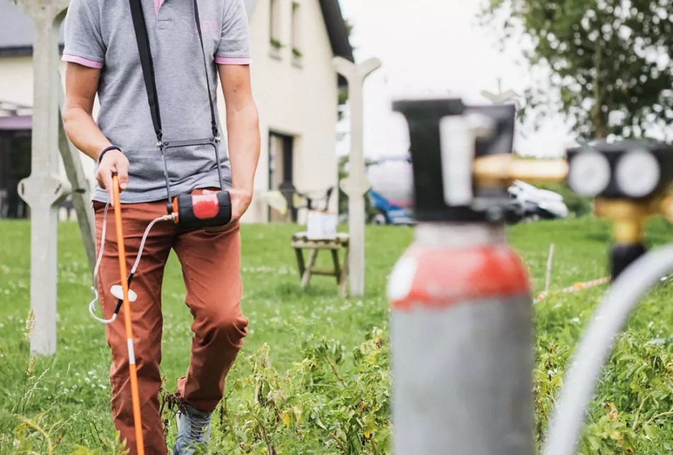 Injection d'un gaz neutre dans les canalisations puis détection des fuites avec renifleur gaz