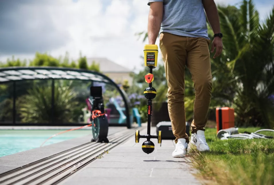 Retraçage des réseaux entre le bassin et le local technique avec sonde traçante et matériel à ultrasons