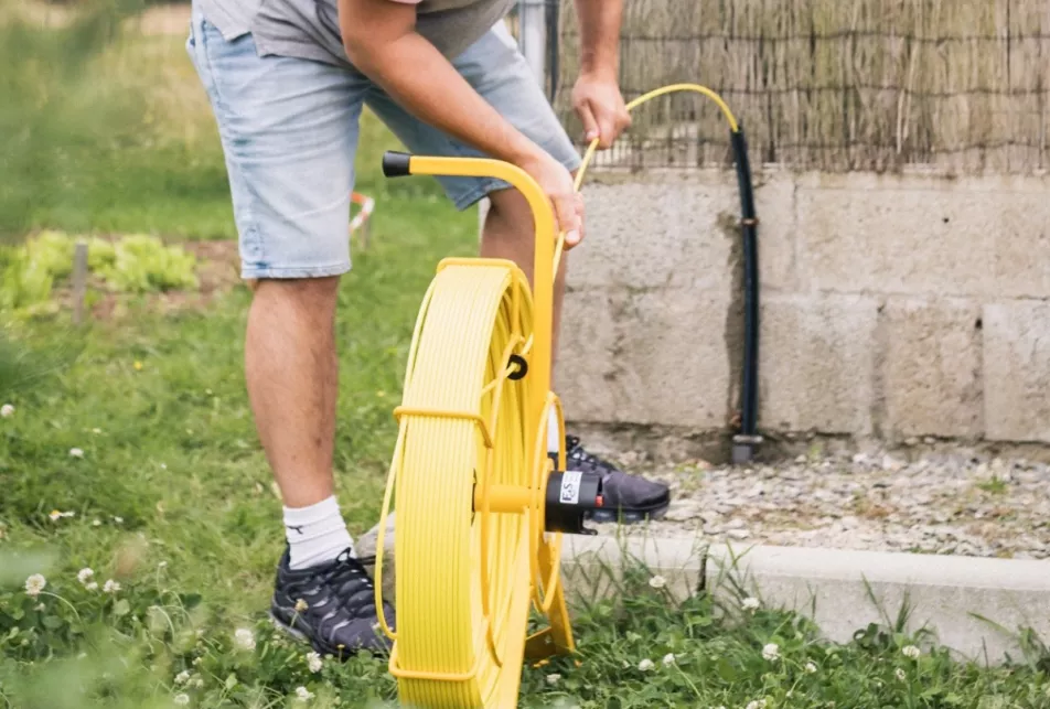 Retraçage des fourreaux fibres ou autres avec sonde traçante et appareil à ultrasons