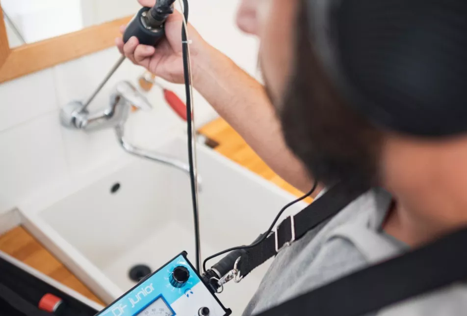Contrôle de l'étanchéité des conduites eau froide, eau chaude et chauffage avec appareil acoustique et gaz traceur