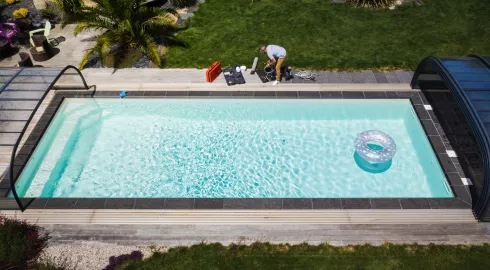 Soleil, piscine et… fuite!